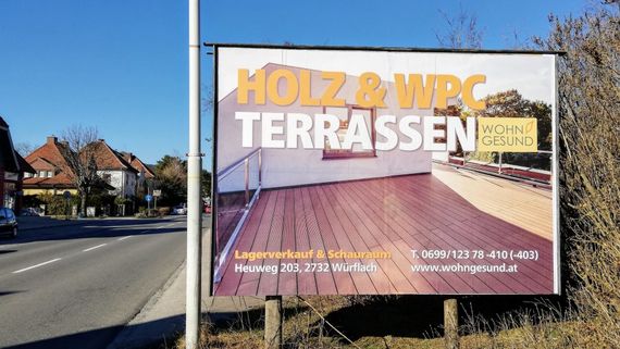 werbeflaeche-werbung-plakat-wohngesund-terrasse-holz-wuerflach